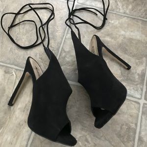⚜️Black peep toe tie-up heels⚜️